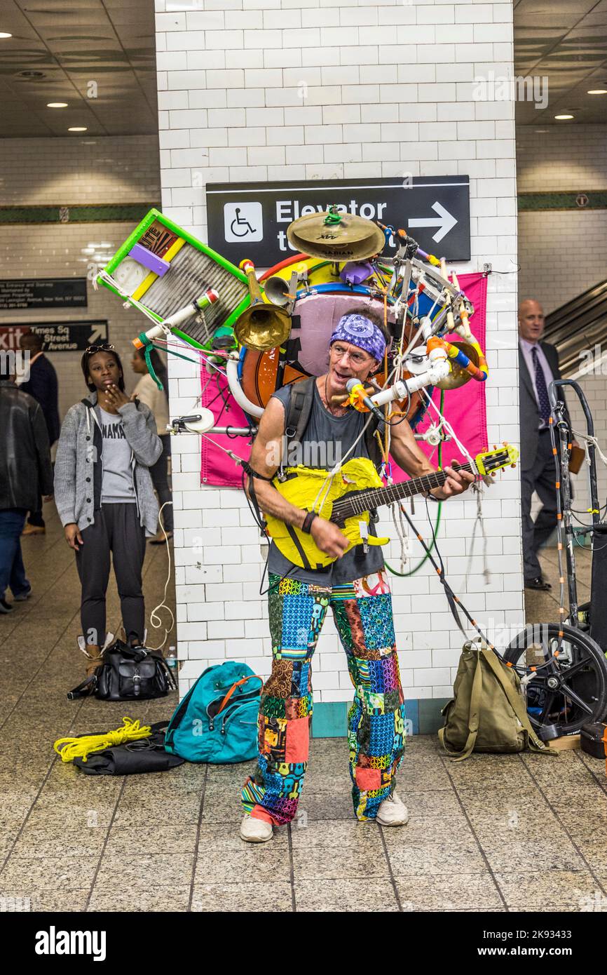 NEW YORK, USA 22. OKTOBER 2015: Mann mit mehreren Musikinstrumenten tritt am Times Square der U-Bahn-Station in New Ork auf. Stockfoto