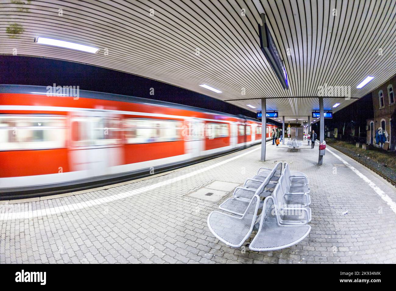 ESCHBON, DEUTSCHLAND - 18. MÄRZ 2010: Am Bahnhof in Eschborn warten die Menschen auf die Ankunft der Linie S3. Das öffentliche Nahverkehrssystem von Frankfurt ist Stockfoto