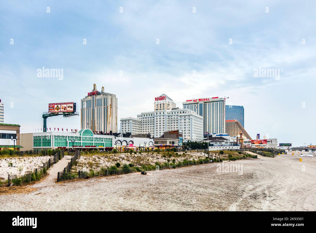 ATLANTIC CITY, NEW JERSEY - 12. JULI 2010: Promenade mit Trump Taj Mahal Resort and Resorts Hotel am Abend Stockfoto