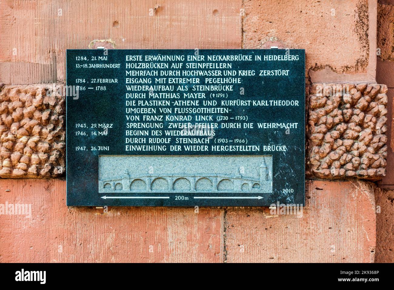 HEIDELBERG, DEUTSCHLAND - 7. JULI 2013: Platte der alten Brücke und Stadttor in Heidelberg, Deutschland. Der eigentliche Name der Alten Brücke ist Karl-Theodor-Bruec Stockfoto