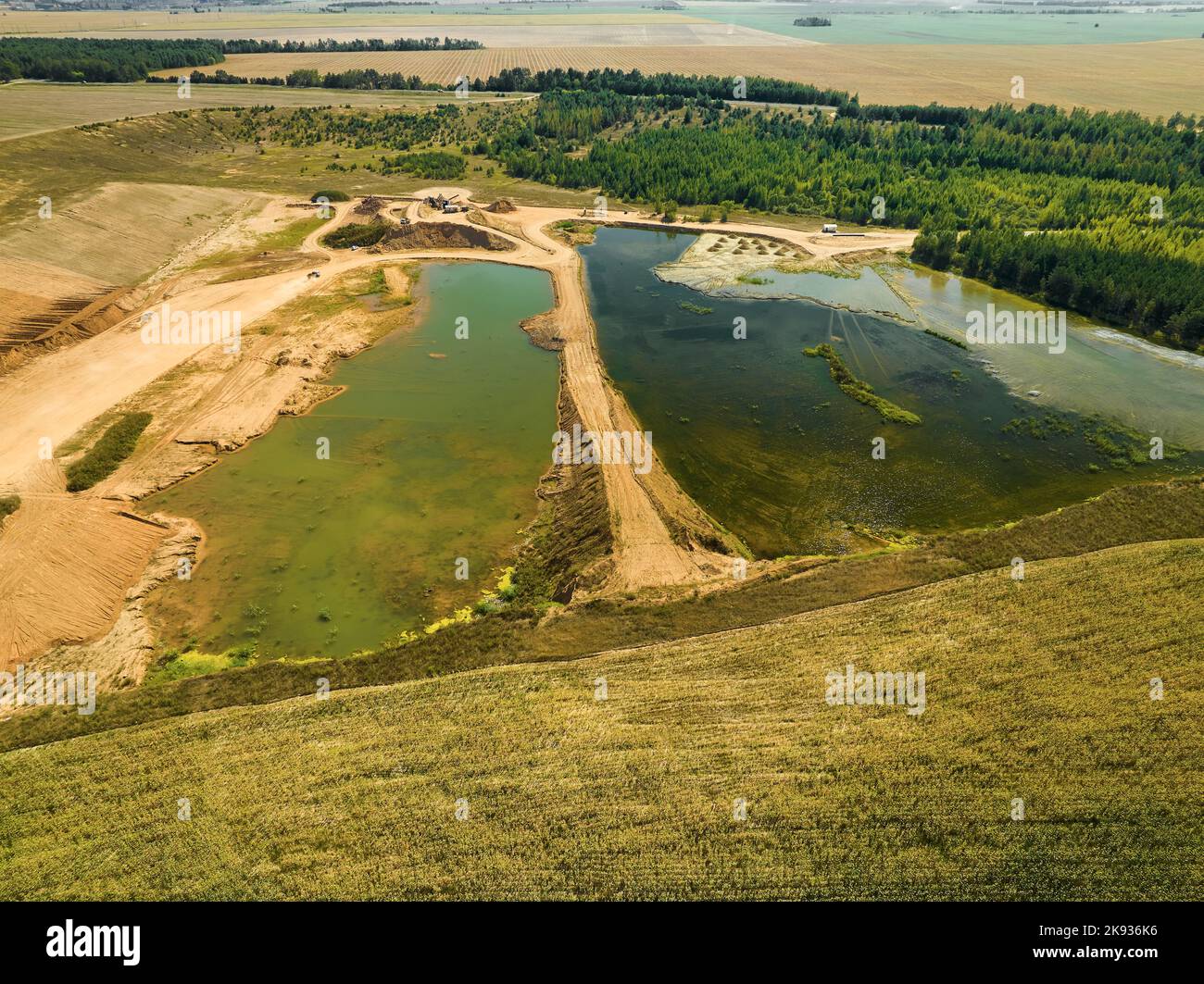 Sandlandschaft und Prozess des Bergbaus und der Erzeugung von Produkten Stockfoto