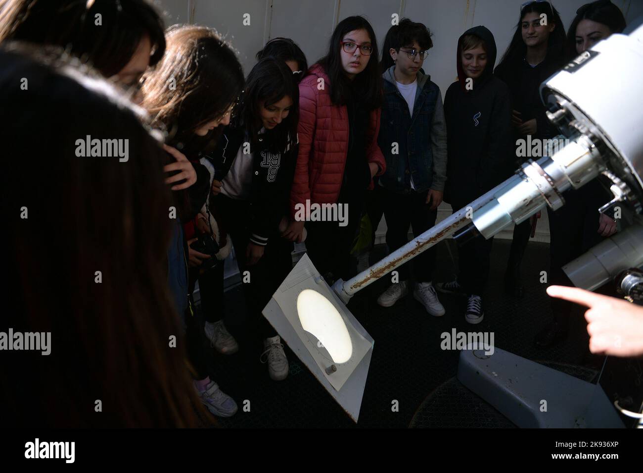 Ankara, T¨¹rkiye. 25. Oktober 2022. Am 25. Oktober 2022 beobachten die Menschen eine Projektion der partiellen Sonnenfinsternis in Ankara, T¨¹rkiye. Quelle: Mustafa Kaya/Xinhua/Alamy Live News Stockfoto