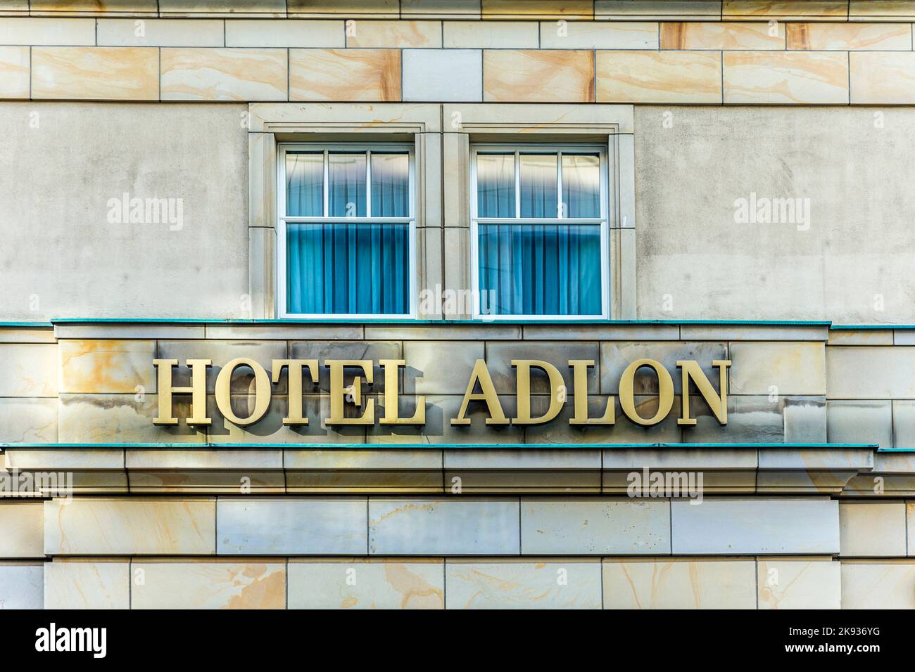 BERLIN, DEUTSCHLAND - 27. OKTOBER 2014: Logo des berühmten Hotel Adlon in Berlin, Deutschland. Das Adlon ist Berlins luxuriösestes Hotel. Stockfoto