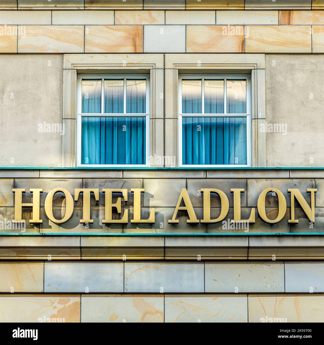 BERLIN, DEUTSCHLAND - 27. OKTOBER 2014: Logo des berühmten Hotel Adlon in Berlin, Deutschland. Das Adlon ist Berlins luxuriösestes Hotel. Stockfoto