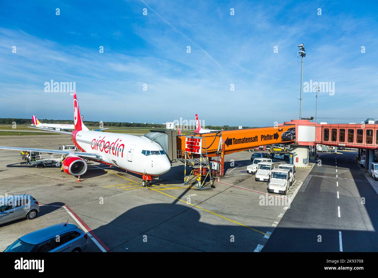 BERLIN, DEUTSCHLAND - 27. Okt 2014: Air Berlin Aircraft parkt am Gate des Flughafens Tegel, Berlin, Deutschland. HomeBase der Air Berlin ist der Flughafen Tegel. Stockfoto