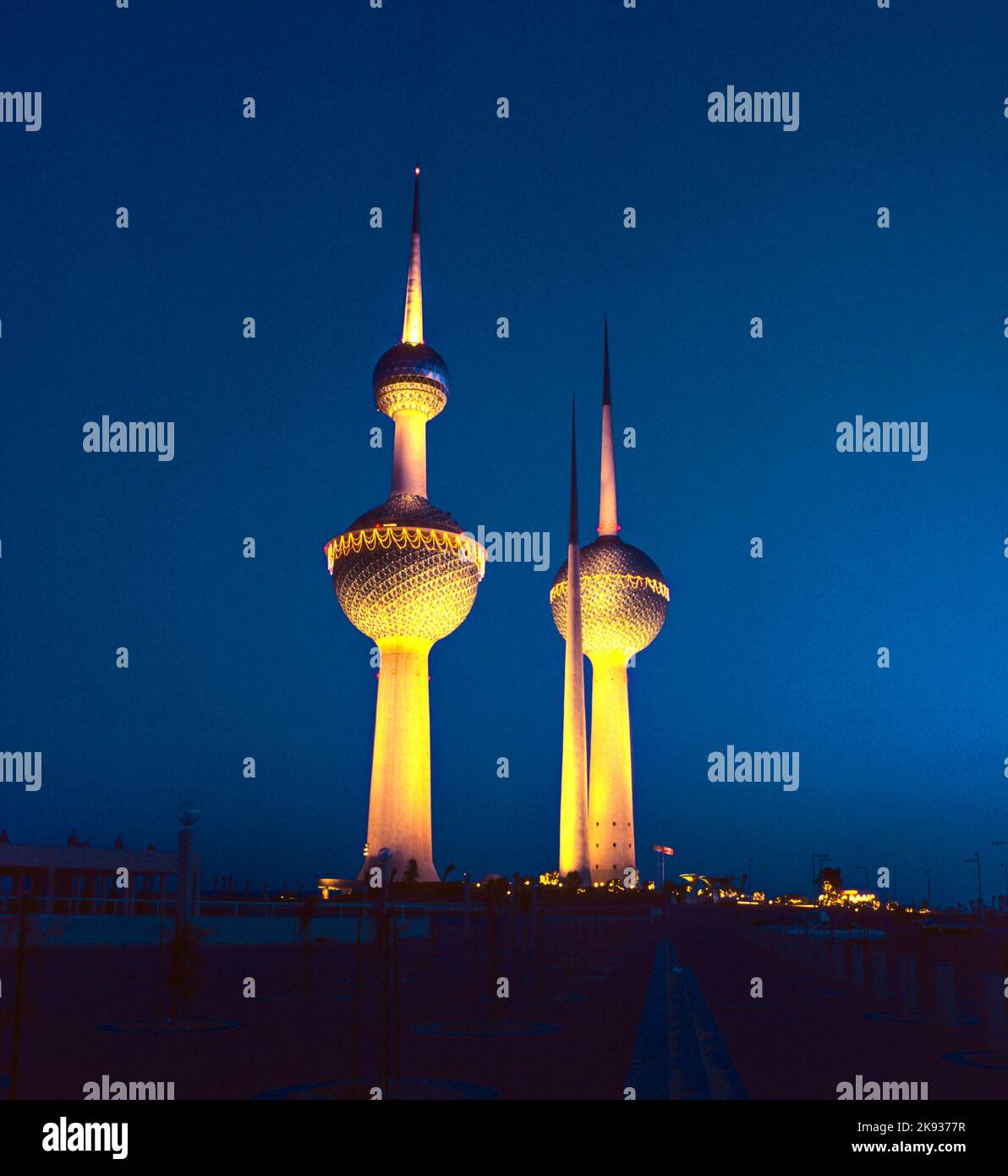 KUWAIT-STADT, KUWAIT - 1. JULI 1983: Die Kuwait Towers wurden am 26. Februar 1977 offiziell eingeweiht und gelten als Wahrzeichen und Symbol des modernen K Stockfoto