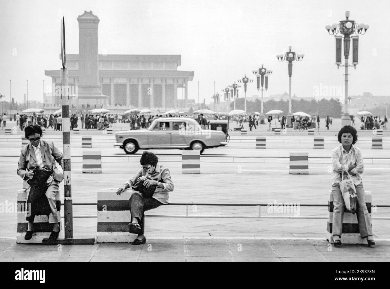 Peking, China - 22. September 1982: Frauen sitzen auf dem Platz Tianmen in china mit sehr geringem Verkehr. Stockfoto