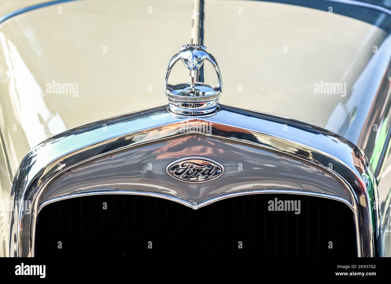 HOFHEIM, DEUTSCHLAND - 27. NOVEMBER 2010: Ford-Zeichen bei einem Oldtimer-Treffen. Die ursprüngliche Idee des Logos stammt von Henry Ford. Die Produktionslinie war Stockfoto