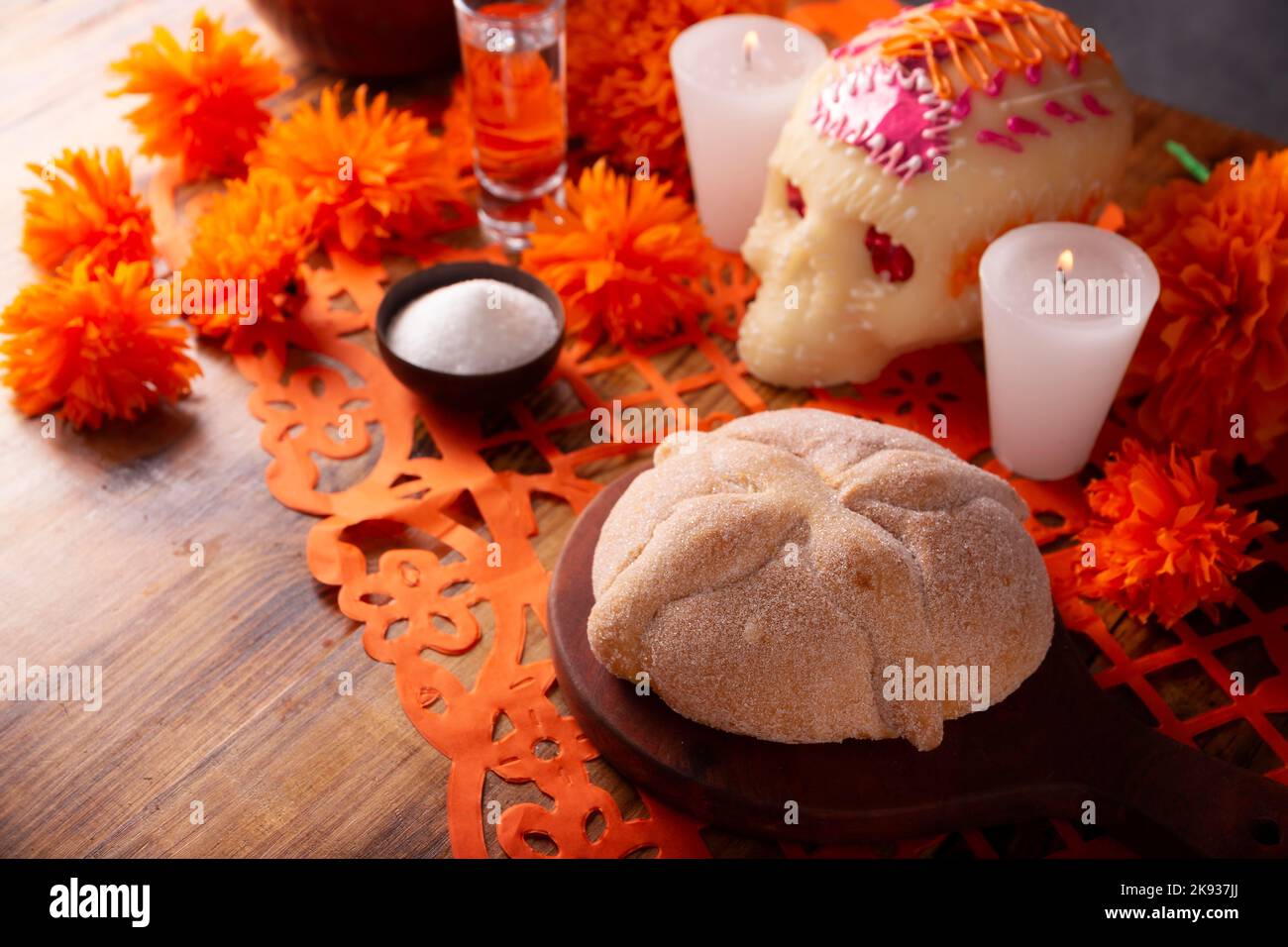 Pan de Muerto, Zuckerschädel und Cempasuchil-Blüten oder Ringelblume und Papel Picado. Dekoration traditionell in Altären für die Feier der da verwendet Stockfoto