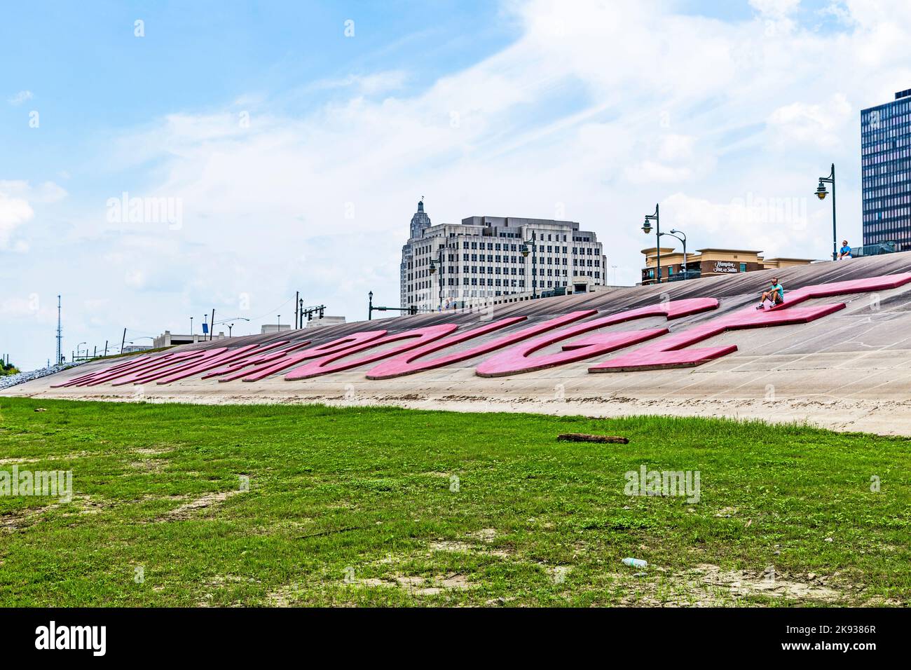 BATON ROUGE, USA - JUY 13, 2013: Große Briefe am Mississippi-Flussufer in Baton Rouge, USA. Baton Rouge ist das politische Zentrum von Louisiana und IS Stockfoto