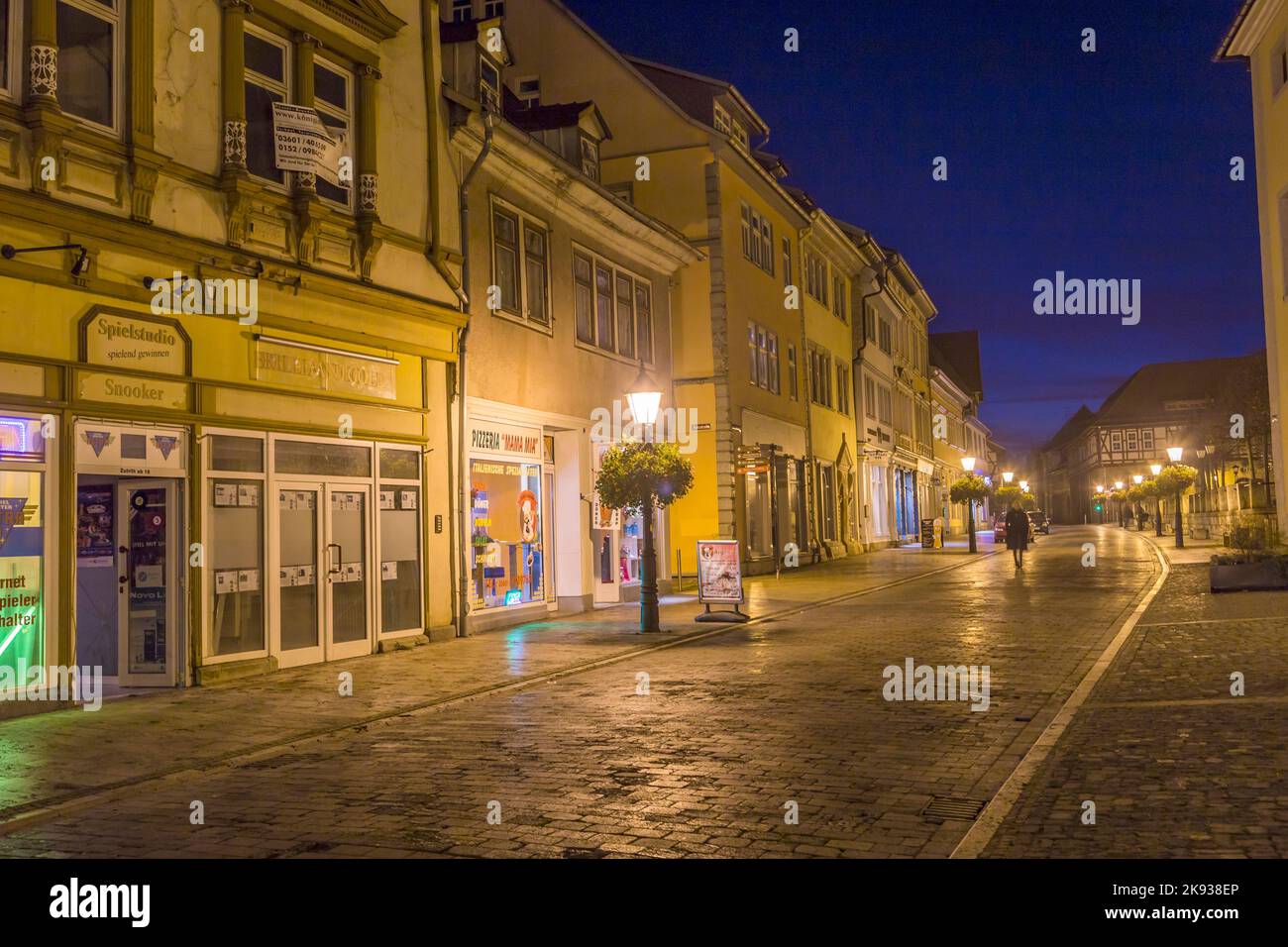 MÜHLHAUSEN, DEUTSCHLAND - 16. NOV 2013: Altstadt von Mühlhausen in Thüringen im Mondschein, Deutschland. Muhlhausen ist die Stadt, in der die berühmten Bauern Krieg führen Stockfoto