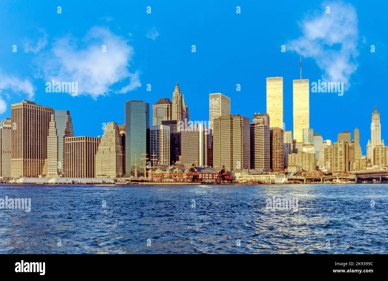 NEW YORK, USA - SEP 29, 1996: Blick auf das untere Mahattan und World Trade Center in New York City, Amerika. Das WTC wurde 911 von Terroristen zerstört Stockfoto