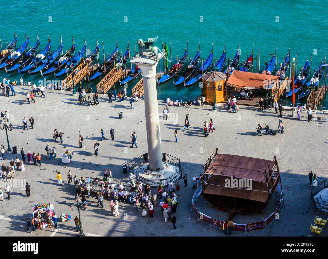 VENEDIG, ITALIEN - 11. APRIL 2007: Gondeln warten auf Passagiere am Plaza San marco in Venedig, Italien. Es gab mehrere tausend Gondeln in der 18. ce Stockfoto