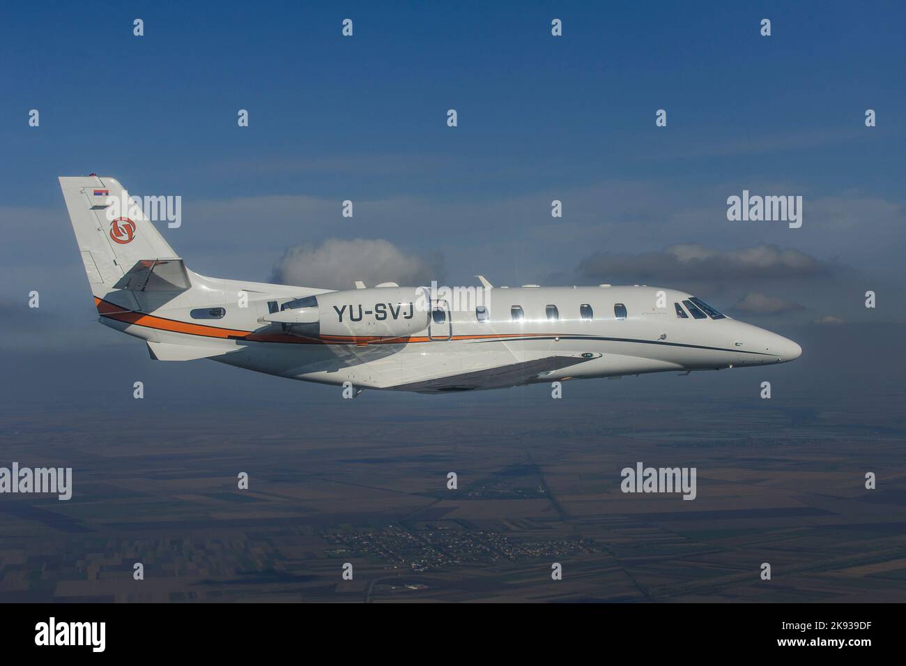 Cessna Citation 560XL (Citation XLS) Business Jet im Flug über die serbische Landschaft Stockfoto