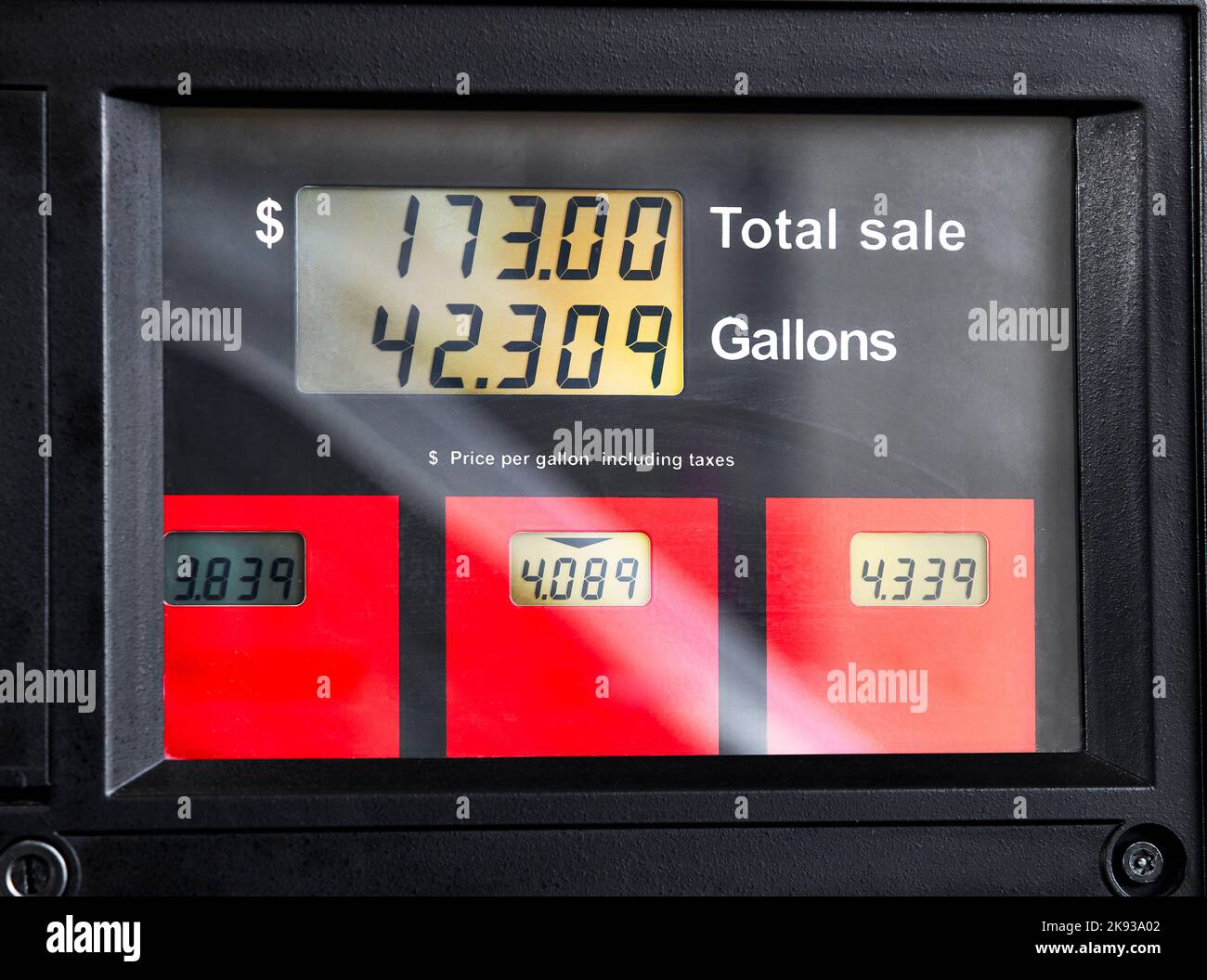 Gaspreise auf dem Bildschirm „Gaspumpe“ an einer Tankstelle Stockfoto