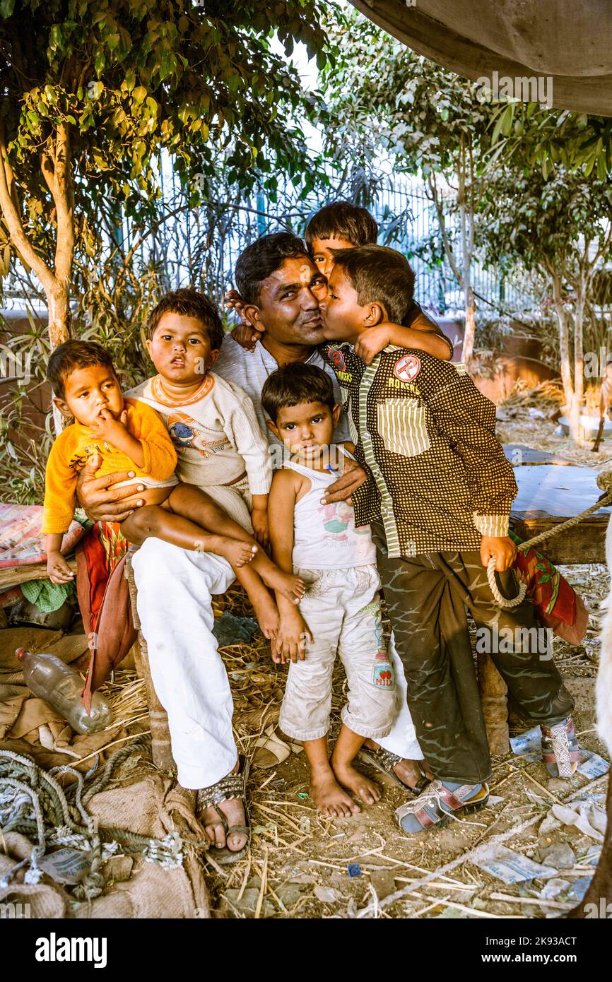 DELHI - INDIEN, 10. NOV 2011: Stolzer Vater zeigt seine Kinder in Delhi, Indien. 1952 startet Indien eine Massenmedienkampagne, um das Konzept der zu verbreiten Stockfoto