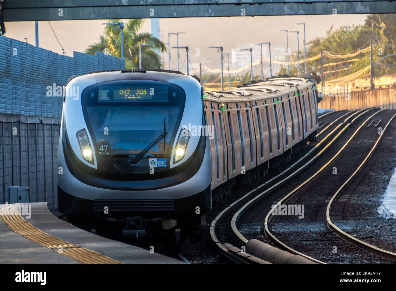 U-Bahn in Rio de Janeiro, Brasilien - 07. September 2022: U-Bahn, die an einem Bahnhof in Rio de Janeiro ankommt. Stockfoto