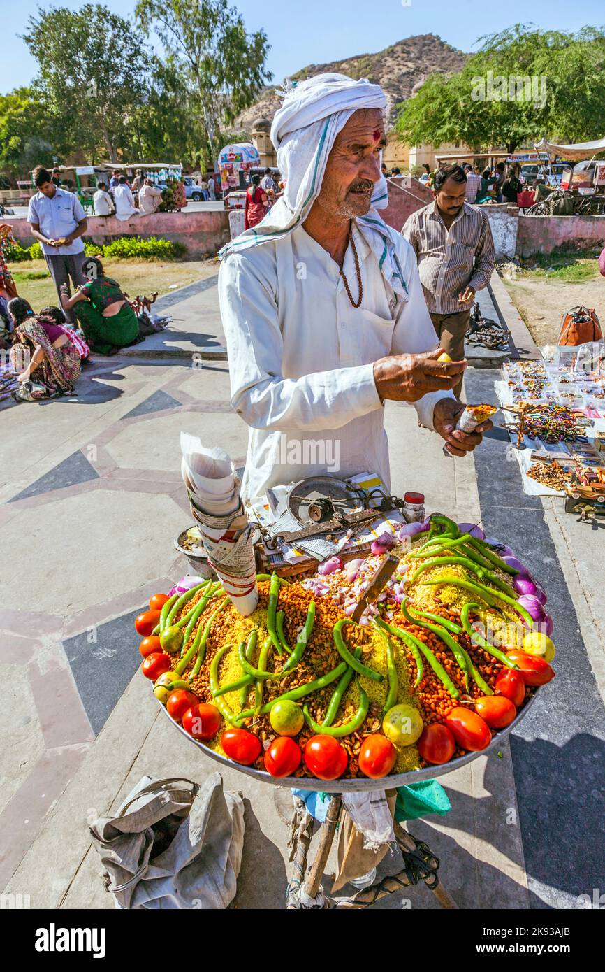 JAIPUR, INDIEN - 12. NOVEMBER 2011: Nicht identifizierter Straßenverkäufer, der Bananen und andere Früchte an einem touristischen Ort in Jaipur, Indien verkauft. Die Preise sind Su Stockfoto