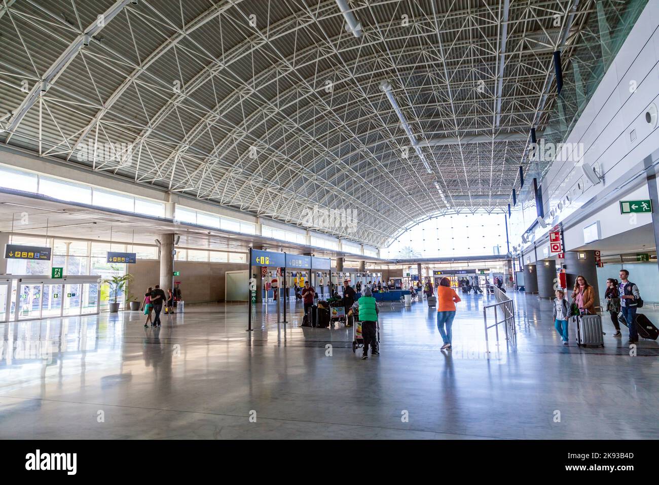 EL MATORRAL, SPANIEN - 28. MÄRZ 2013: Ankunftshalle am Flughafen von Fuenteventurain El Matorral, Spanien. Der Flughafen wurde am 14. September offiziell eröffnet Stockfoto