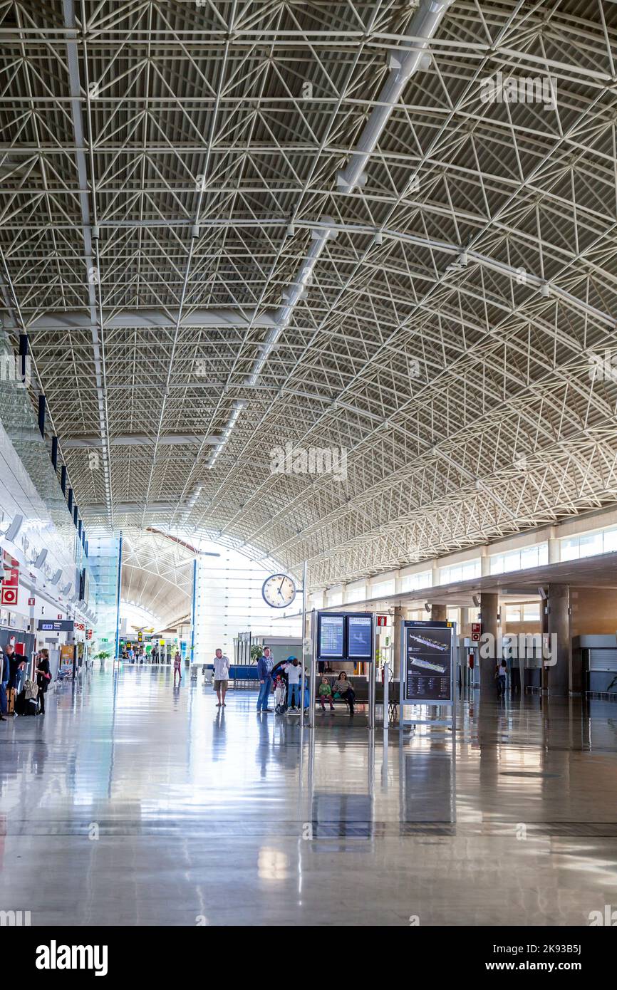 EL MATORRAL, SPANIEN - 28. MÄRZ 2013: Ankunftshalle am Flughafen von Fuenteventurain El Matorral, Spanien. Der Flughafen wurde am 14. September offiziell eröffnet Stockfoto