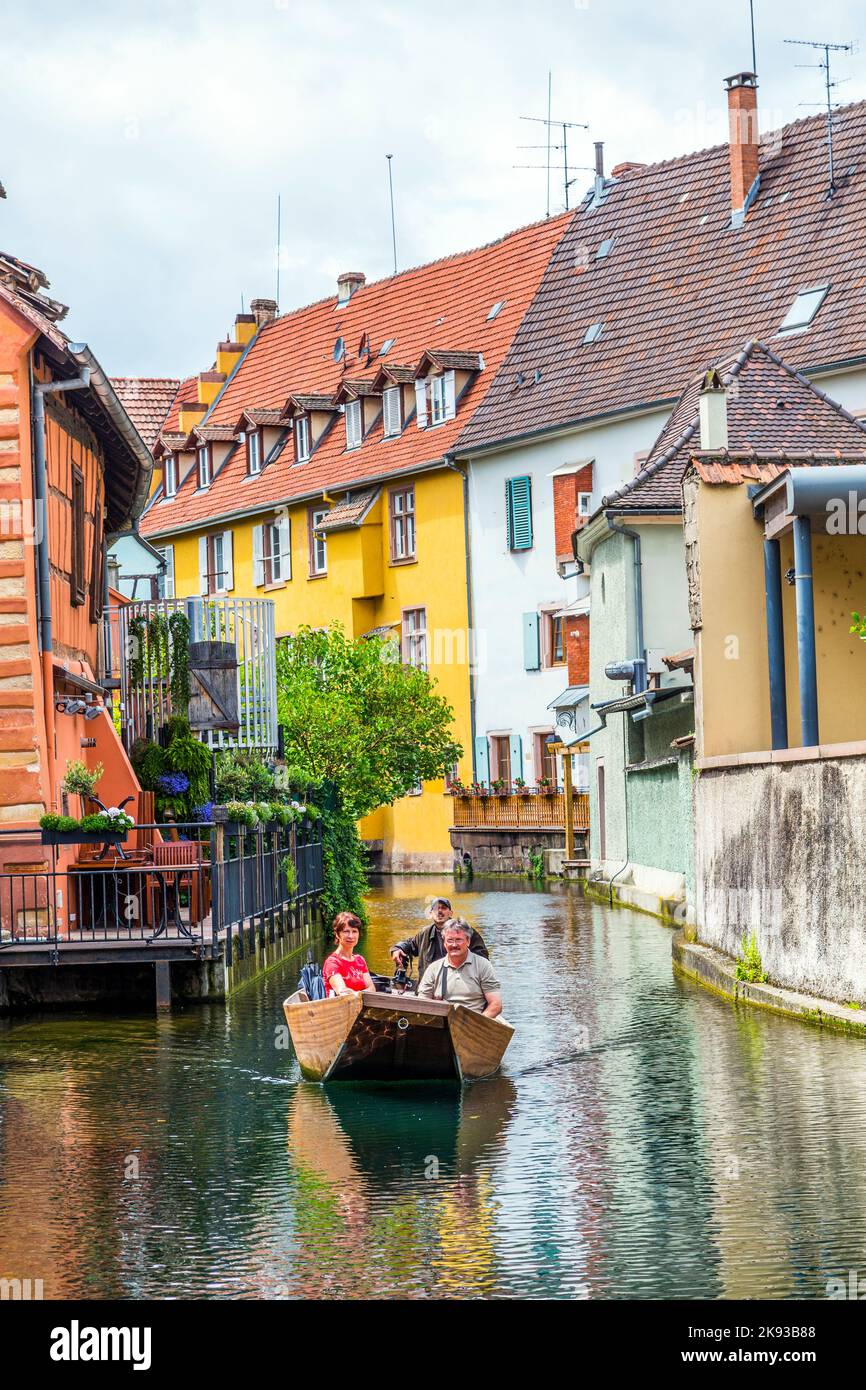 COLMAR, FRANKREICH - 3. JULI 2013: Besucher besuchen die Stadt Colmar, Frankreich. Colmar hat Tausende von kleinen Kanälen und daher wird es als kleines Venedig bezeichnen. Stockfoto