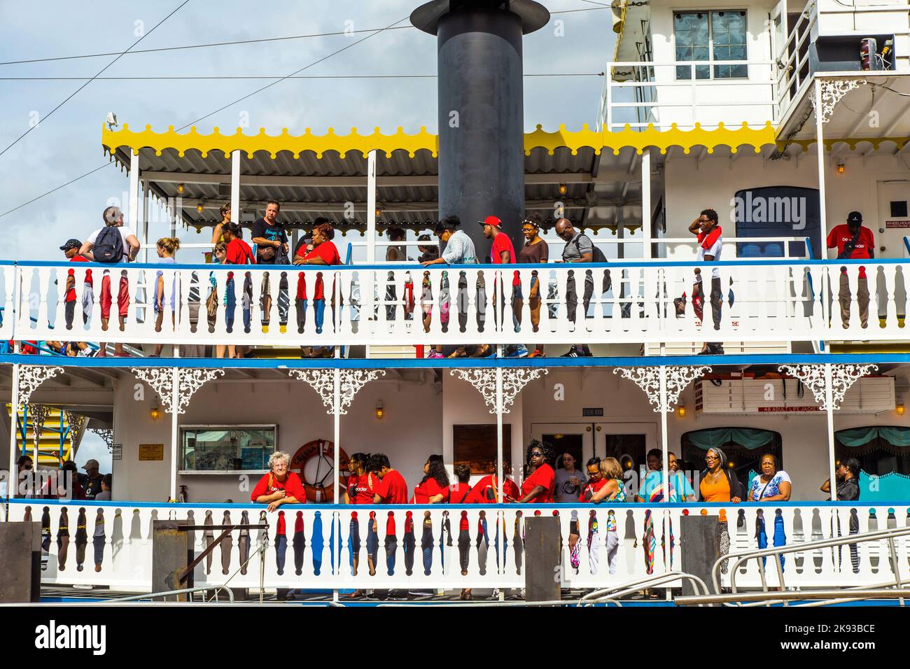 NEW ORLEANS - 16. JULI 2013: Menschen am Creole Queen Dampfboot in New Orleans, USA. Erbaut in Moss Point, Mississippi, nahm die kreolische Königin Stockfoto