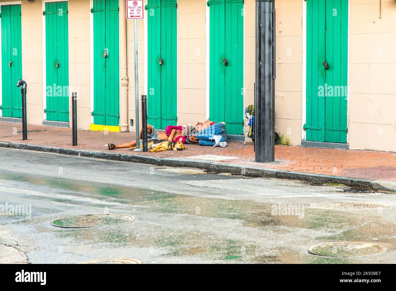 NEW ORLEANS, LOUISIANA USA - 17. JULI 2013: Menschen schlafen auf der Straße im French Quarter in New Orleans, USA. Das U.S. Department of Housing und U Stockfoto