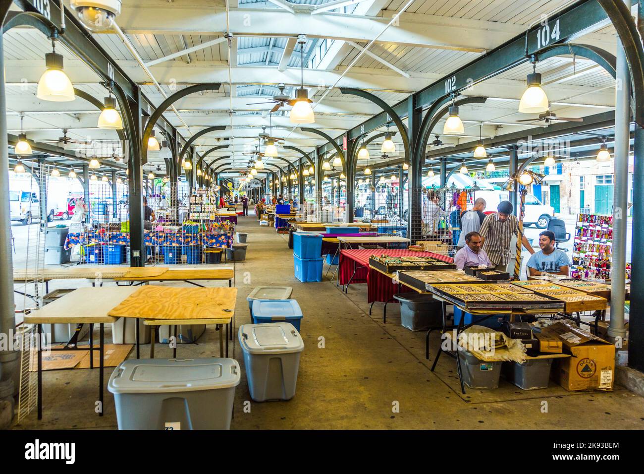 NEW ORLEANS, USA - 17. JULI 2013: Der französische Markt in der Decatur Street ist eine beliebte Touristenattraktion im New Orleans French Quarter in Ne Stockfoto