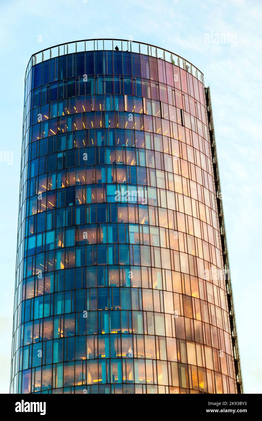 KÖLN, DEUTSCHLAND - 29. JAN 2014: Blick auf den Wolkenkratzer Köln Triangle in Köln, Deutschland. 2005 mit 100 Metern Höhe erbaut, ist es der einzige Wolkenkratzer Stockfoto KÖLN, DEUTSCHLAND - 29. JAN 2014: Blick auf den Wolkenkratzer Köln Triangle in Köln, Deutschland. 2005 mit 100 Metern Höhe erbaut, ist es der einzige Wolkenkratzer Stockfoto