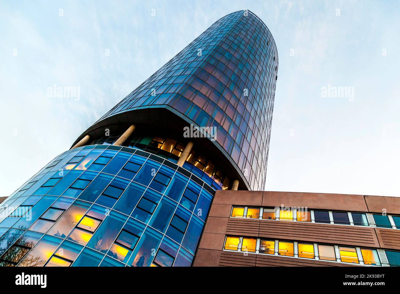 KÖLN, DEUTSCHLAND - 29. JAN 2014: Blick auf den Wolkenkratzer Köln Triangle in Köln, Deutschland. 2005 mit 100 Metern Höhe erbaut, ist es der einzige Wolkenkratzer Stockfoto KÖLN, DEUTSCHLAND - 29. JAN 2014: Blick auf den Wolkenkratzer Köln Triangle in Köln, Deutschland. 2005 mit 100 Metern Höhe erbaut, ist es der einzige Wolkenkratzer Stockfoto