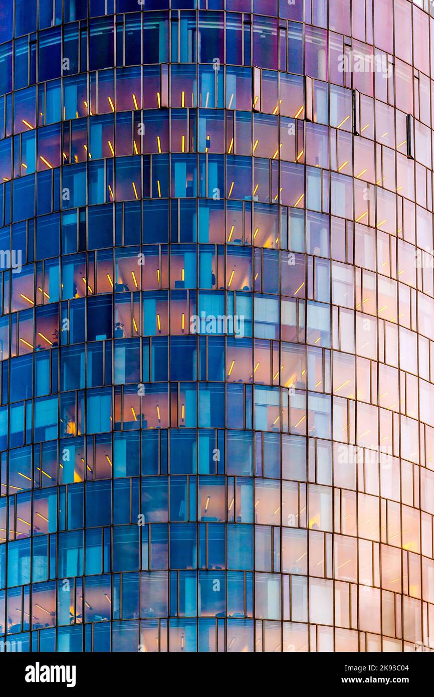 KÖLN, DEUTSCHLAND - 29. JAN 2014: Blick auf den Wolkenkratzer Köln Triangle in Köln, Deutschland. 2005 mit 100 Metern Höhe erbaut, ist es der einzige Wolkenkratzer Stockfoto KÖLN, DEUTSCHLAND - 29. JAN 2014: Blick auf den Wolkenkratzer Köln Triangle in Köln, Deutschland. 2005 mit 100 Metern Höhe erbaut, ist es der einzige Wolkenkratzer Stockfoto