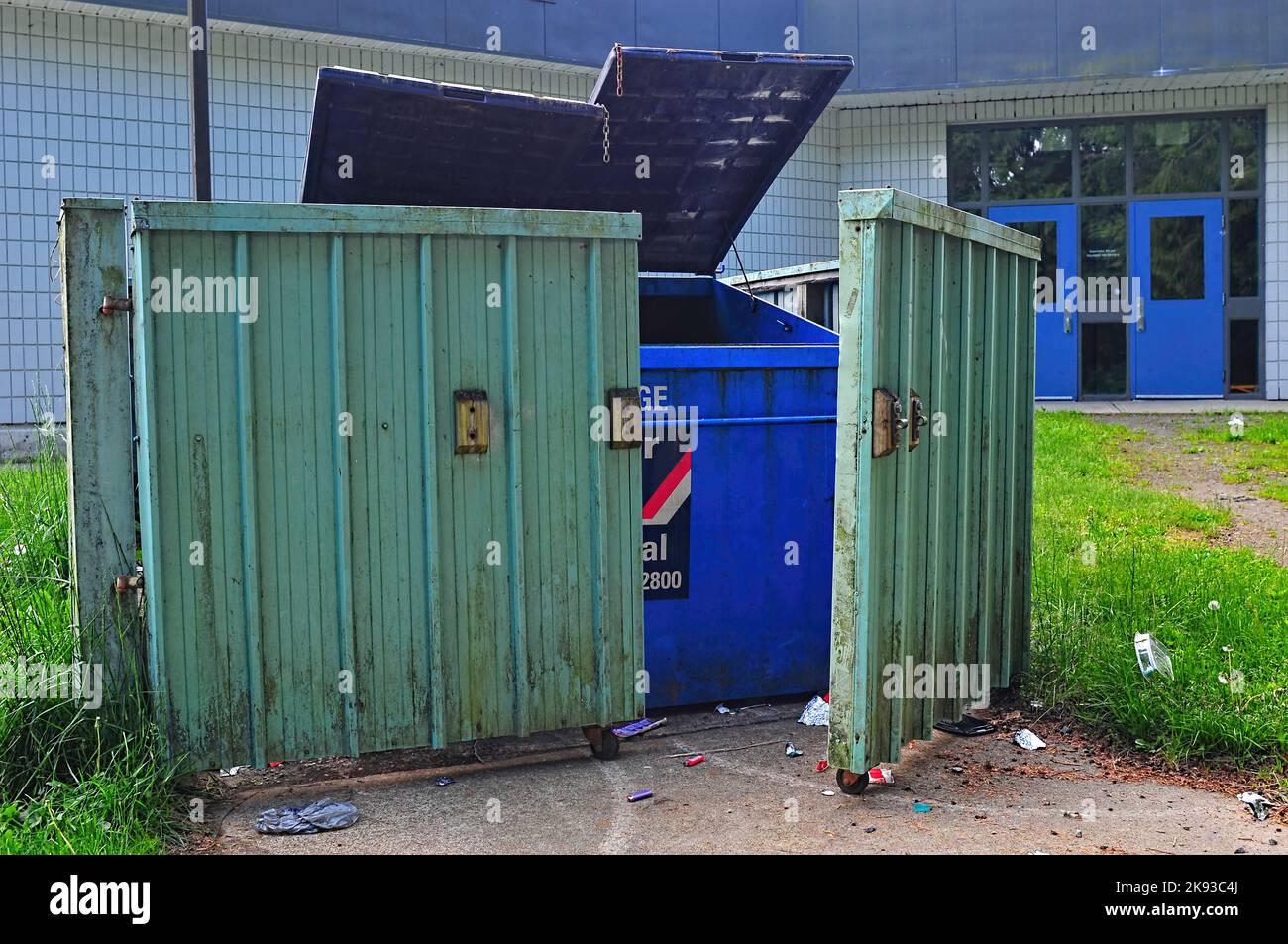 Offener Mülltonnen in einem offenen, abschließbaren Lagerraum vor einer High School im Lower Mainland, British Columbia, Kanada. Stockfoto