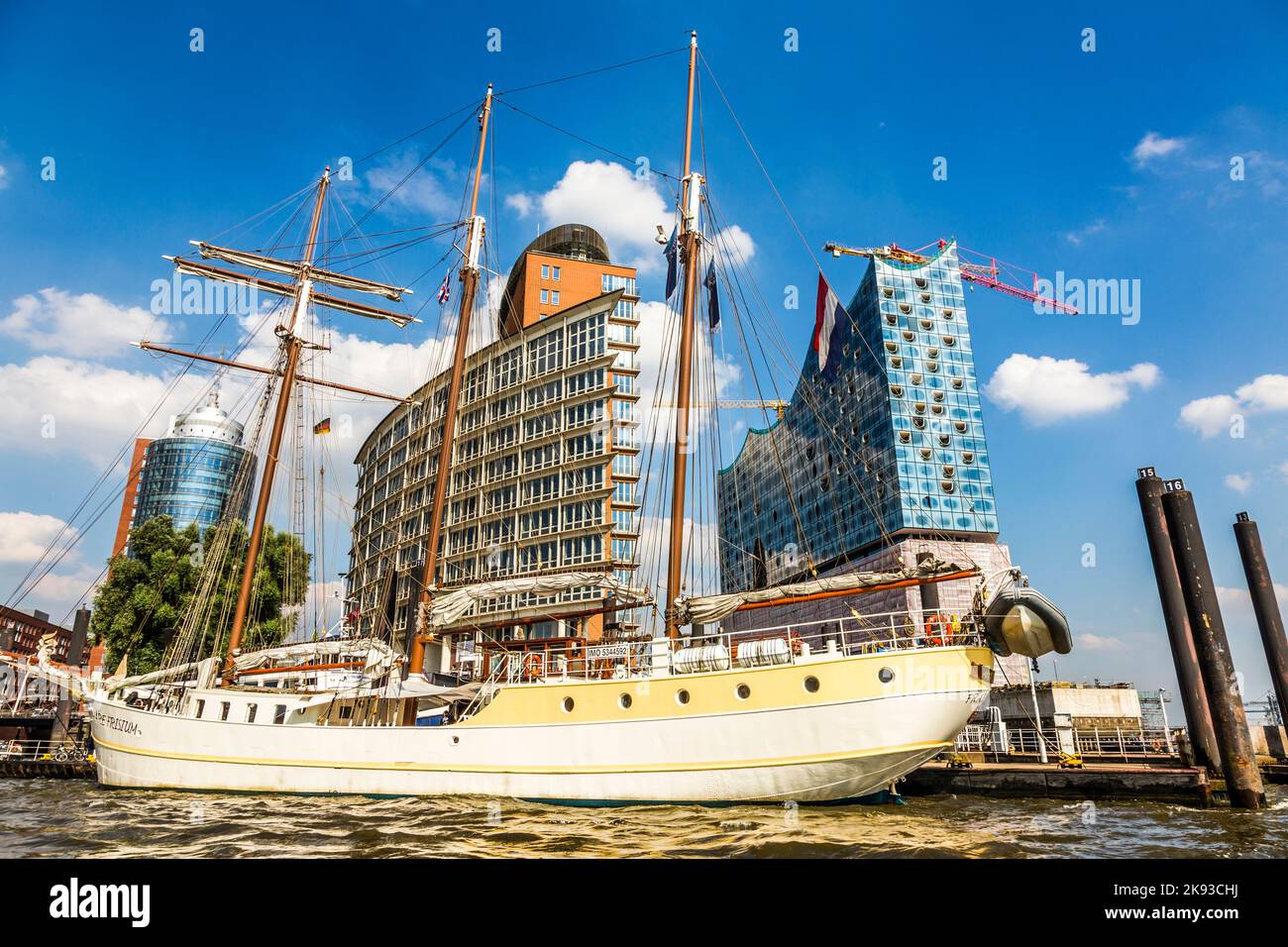 HAMBURG, DEUTSCHLAND - 17. JULI 2014: Konzertsaal Elbphilharmonie im Bau in Hamburg, Deutschland. Es wird das höchste bewohnte Gebäude von Ha sein Stockfoto