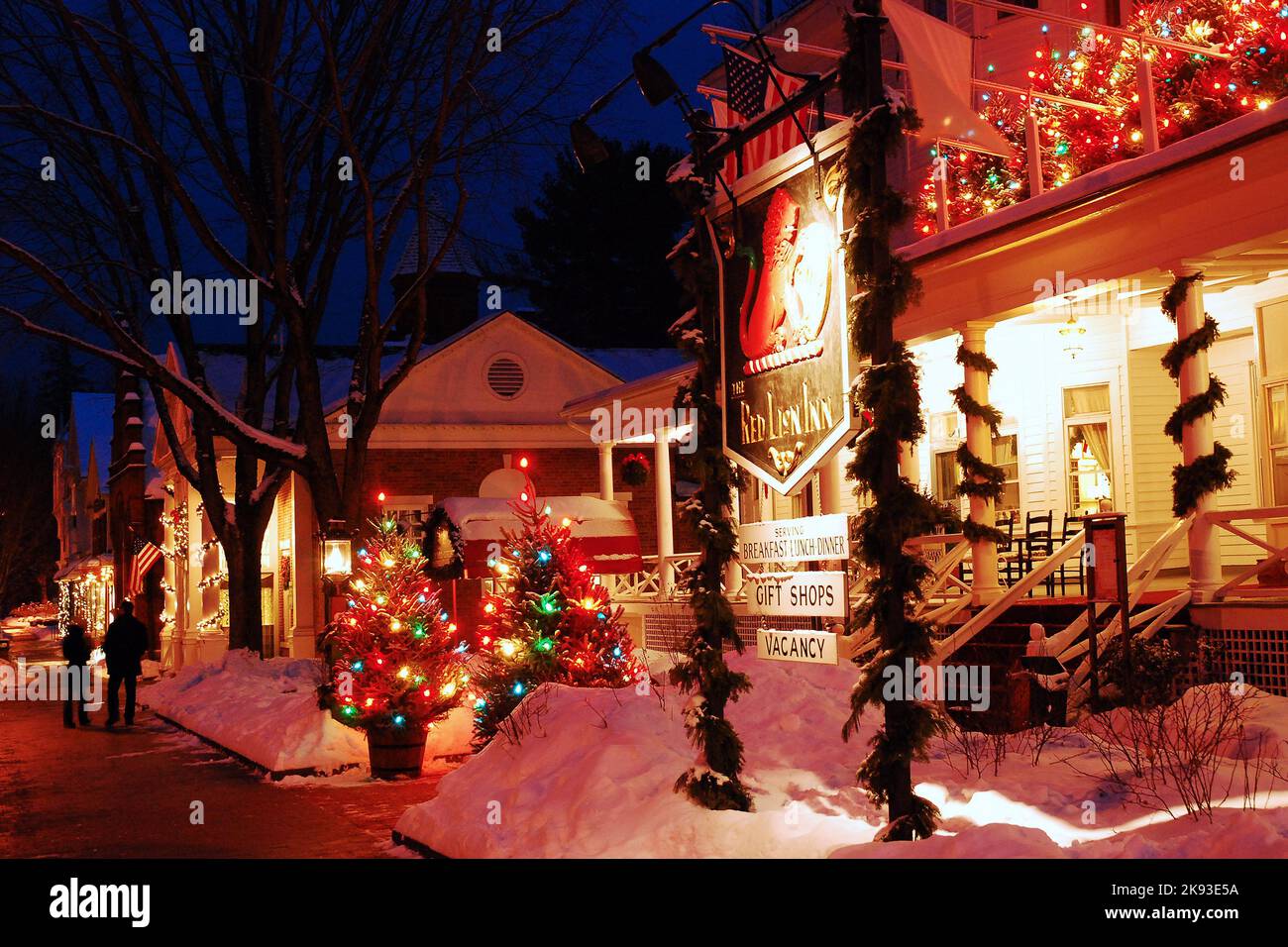 Das Red Lion Inn, ein historisches Hotel in Stockbridge, in den Berkshire Mountains, ist mit Weihnachtslichtern für den Urlaub und den Schnee geschmückt Stockfoto