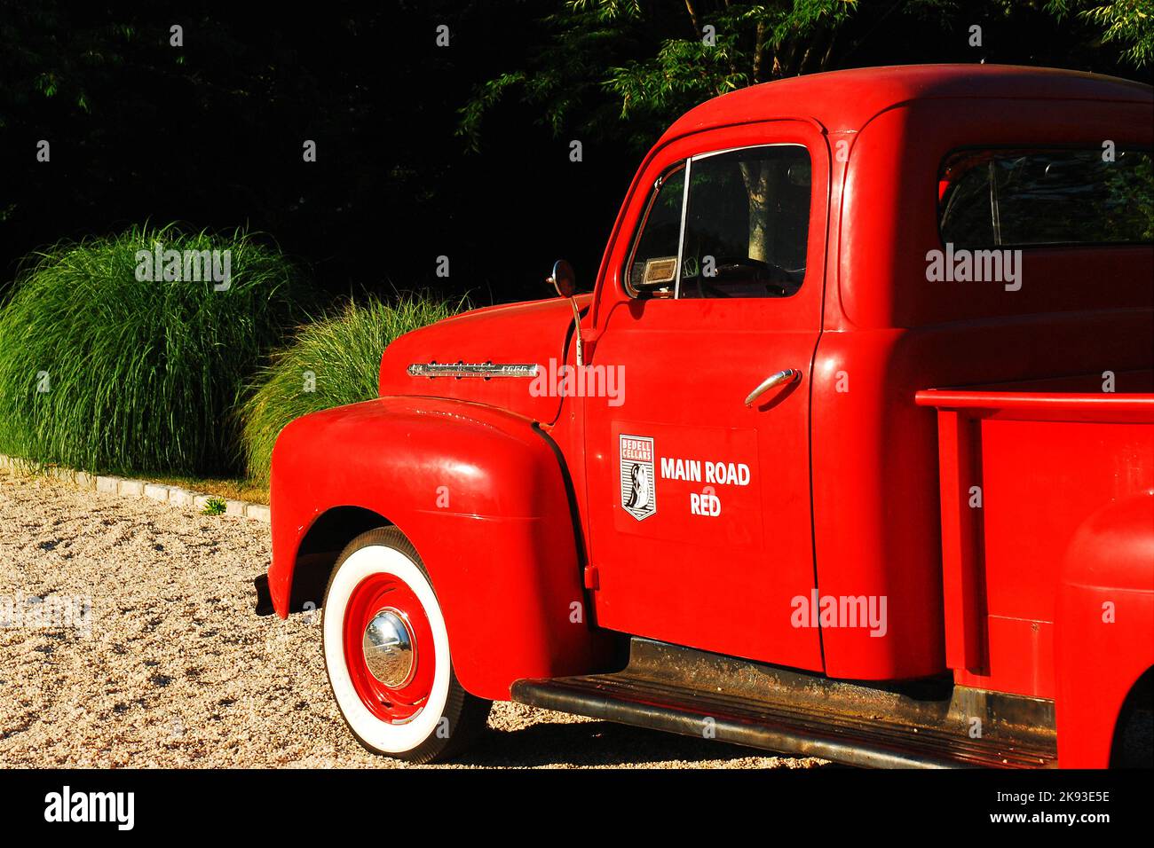 Ein roter 1951 Ford Pickup Truck steht als Dekoration in der Vorderseite eines Stockfoto