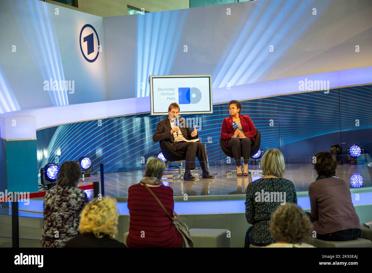 FRANKFURT, DEUTSCHLAND - 12. Okt 2014: Publikumstag auf der Internationalen Frankfurter Buchmesse, Interview am ARD-Treffpunkt mit Frank Arnold, Gewinner eines aud Stockfoto