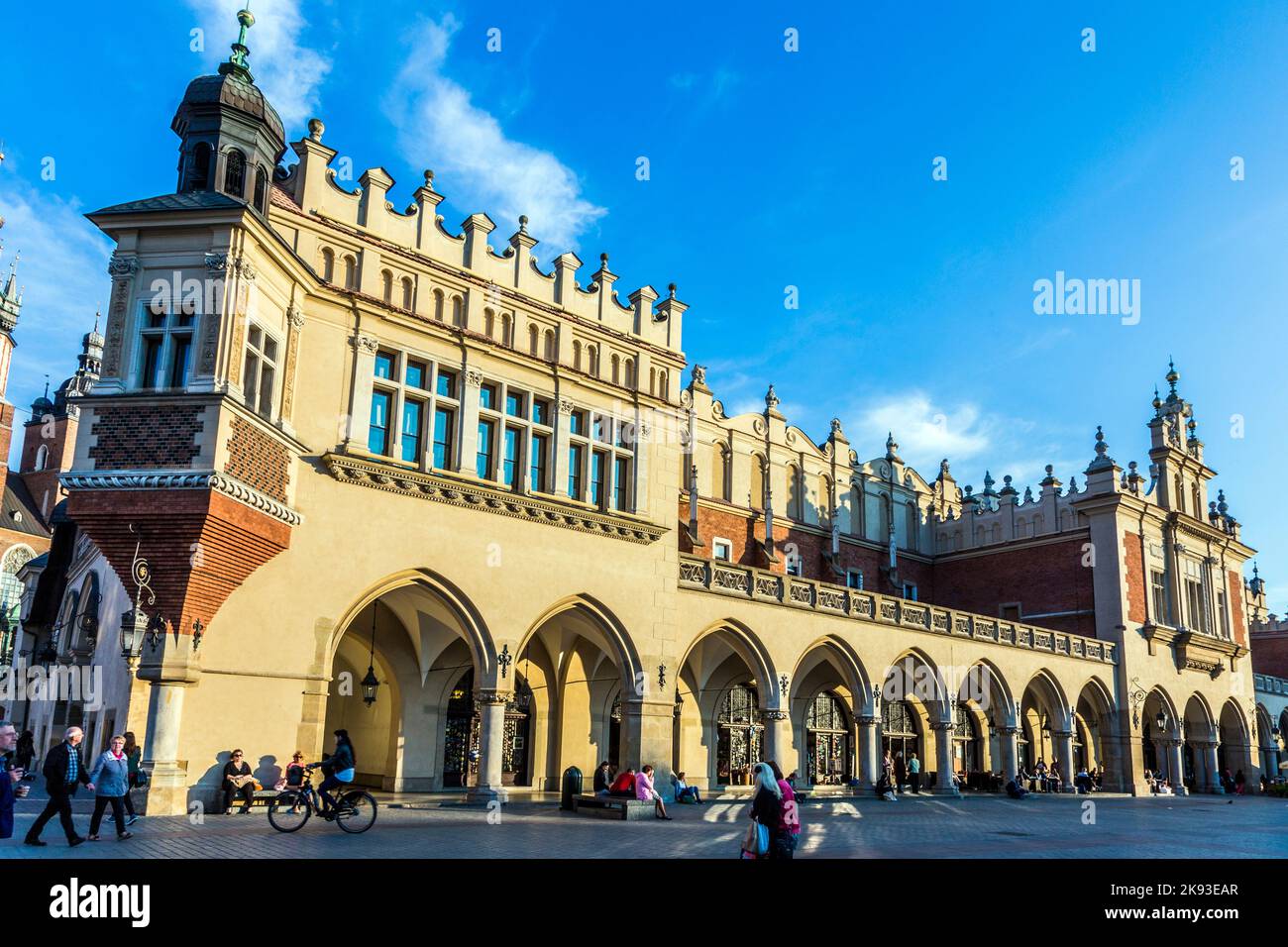 KRAKAU, POLEN - 7. Okt 2014: Menschen auf dem Hauptmarkt in der Nähe von Sukiennice, Tuchhalle und Rathausturm. Der Tuchsaal wurde im 14. Jahrhundert erbaut Stockfoto