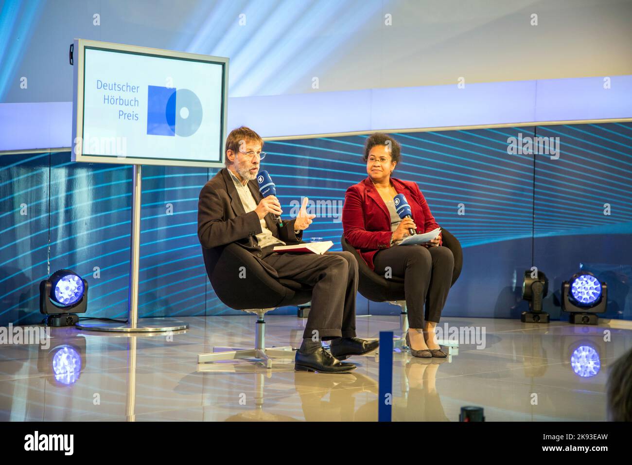 FRANKFURT, DEUTSCHLAND - 12. Okt 2014: Publikumstag auf der Internationalen Frankfurter Buchmesse, Interview am ARD-Treffpunkt mit Frank Arnold, Gewinner eines aud Stockfoto