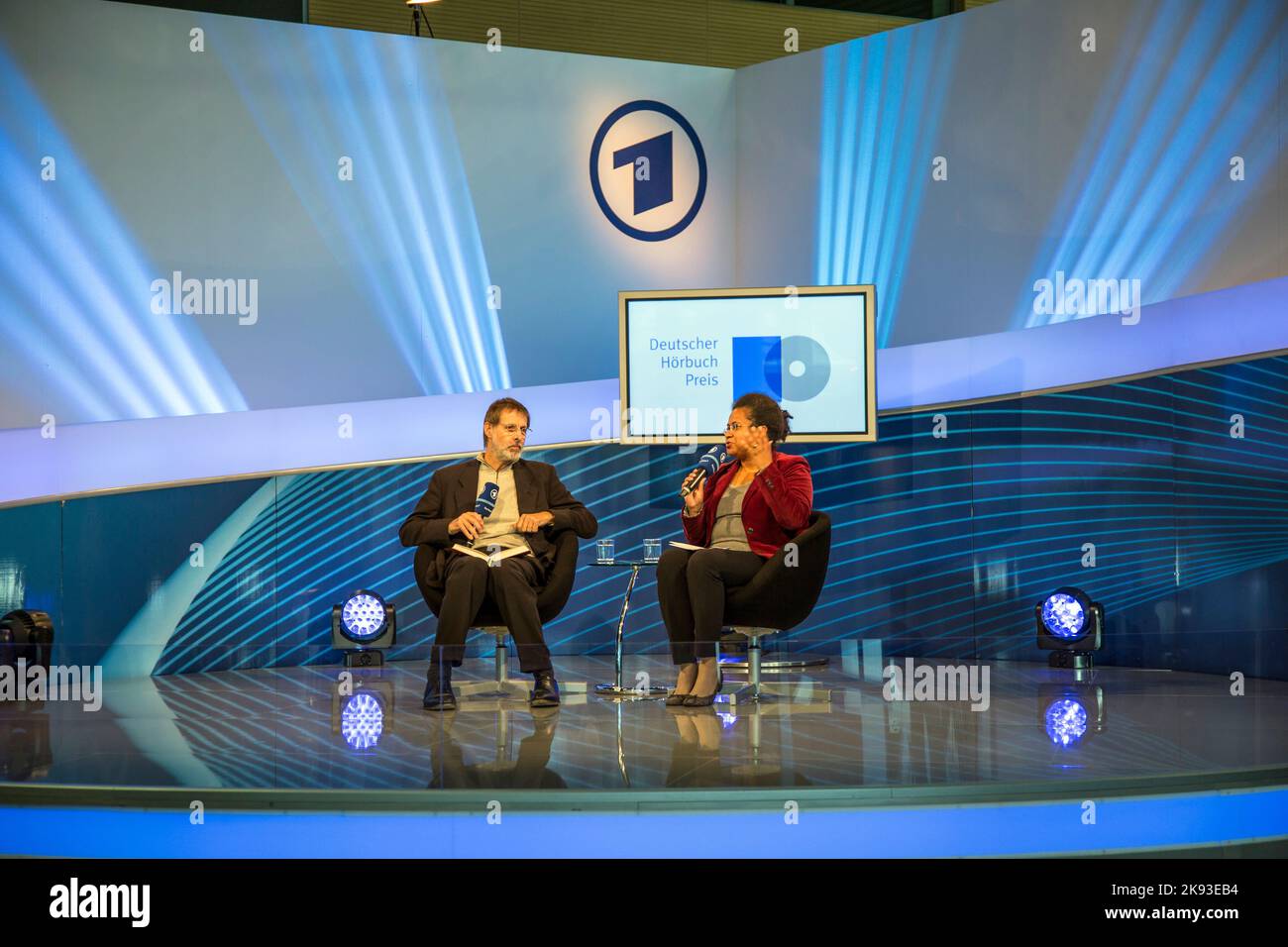 FRANKFURT, DEUTSCHLAND - 12. Okt 2014: Publikumstag auf der Internationalen Frankfurter Buchmesse, Interview am ARD-Treffpunkt mit Frank Arnold, Gewinner eines aud Stockfoto