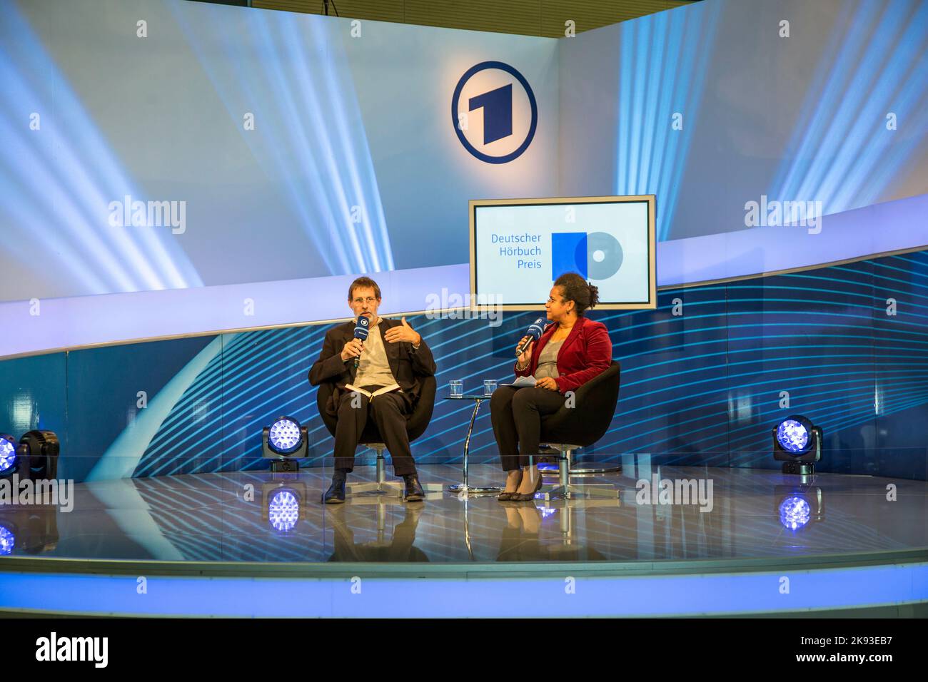FRANKFURT, DEUTSCHLAND - 12. Okt 2014: Publikumstag auf der Internationalen Frankfurter Buchmesse, Interview am ARD-Treffpunkt mit Frank Arnold, Gewinner eines aud Stockfoto