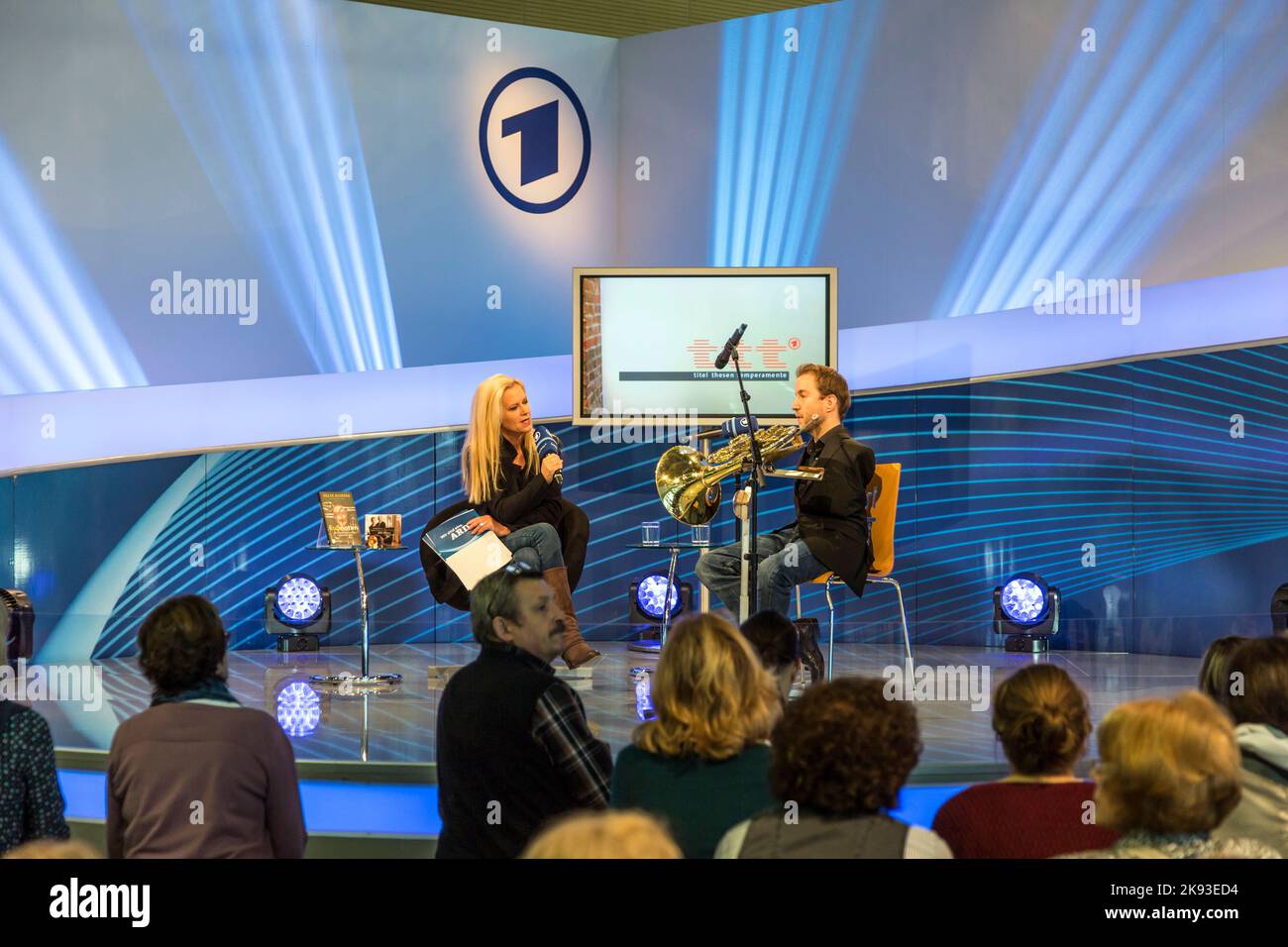 FRANKFURT, DEUTSCHLAND - 12. Okt 2014: Publikumstag auf der Internationalen Frankfurter Buchmesse, Interview am ARD-Treffpunkt mit Felix Klieser in Frankfurt, Ge Stockfoto