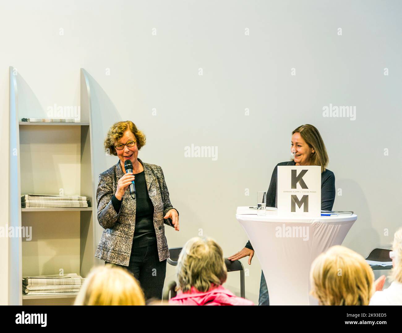 FRANKFURT, DEUTSCHLAND - OCT 12, 2014: Publikumstag auf der Internationalen Buchmesse in Frankfurt, Interview mit der Fotografin Barbara Klemm in Frankfurt. Stockfoto