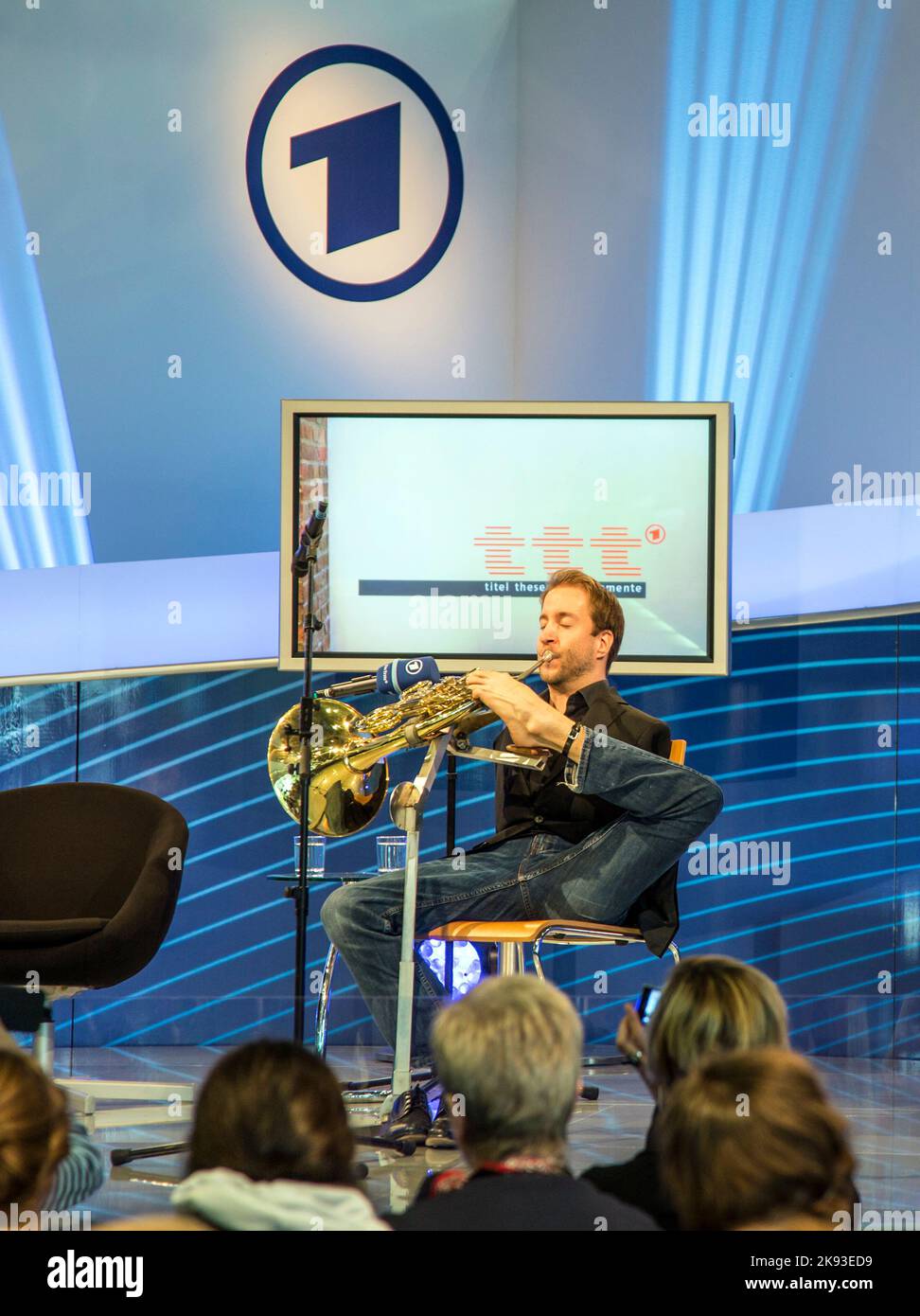 FRANKFURT, DEUTSCHLAND - 12. Okt 2014: Publikumstag auf der Internationalen Frankfurter Buchmesse, Interview am ARD-Treffpunkt mit Felix Klieser in Frankfurt, Ge Stockfoto