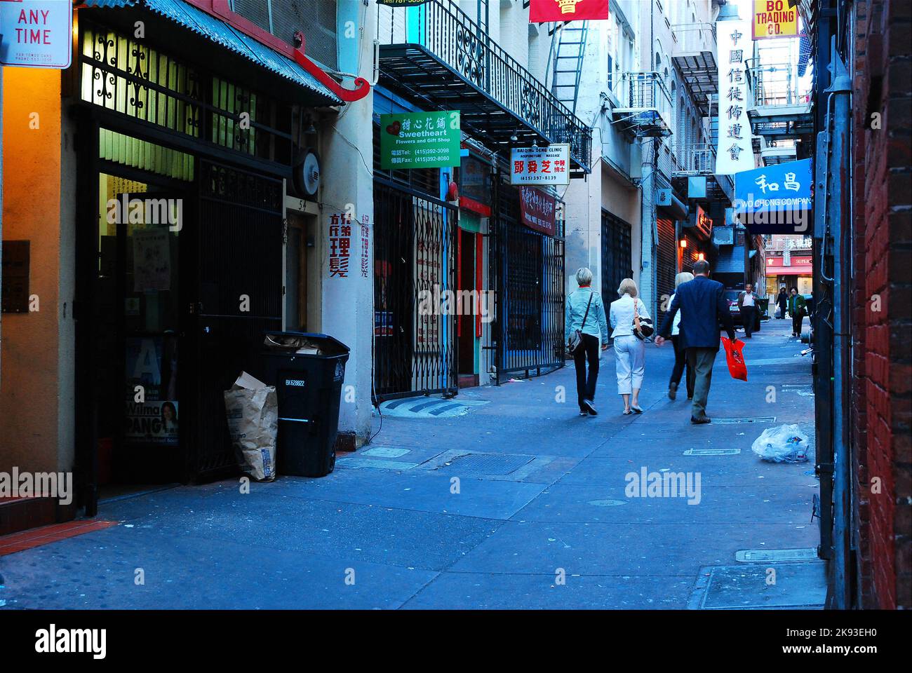 Eine Gasse in san Franciscos Chinatown verleiht dem Geheimnis und der Atmosphäre der Nachbarschaft und ist voller versteckter Juwelen und Cafés Stockfoto