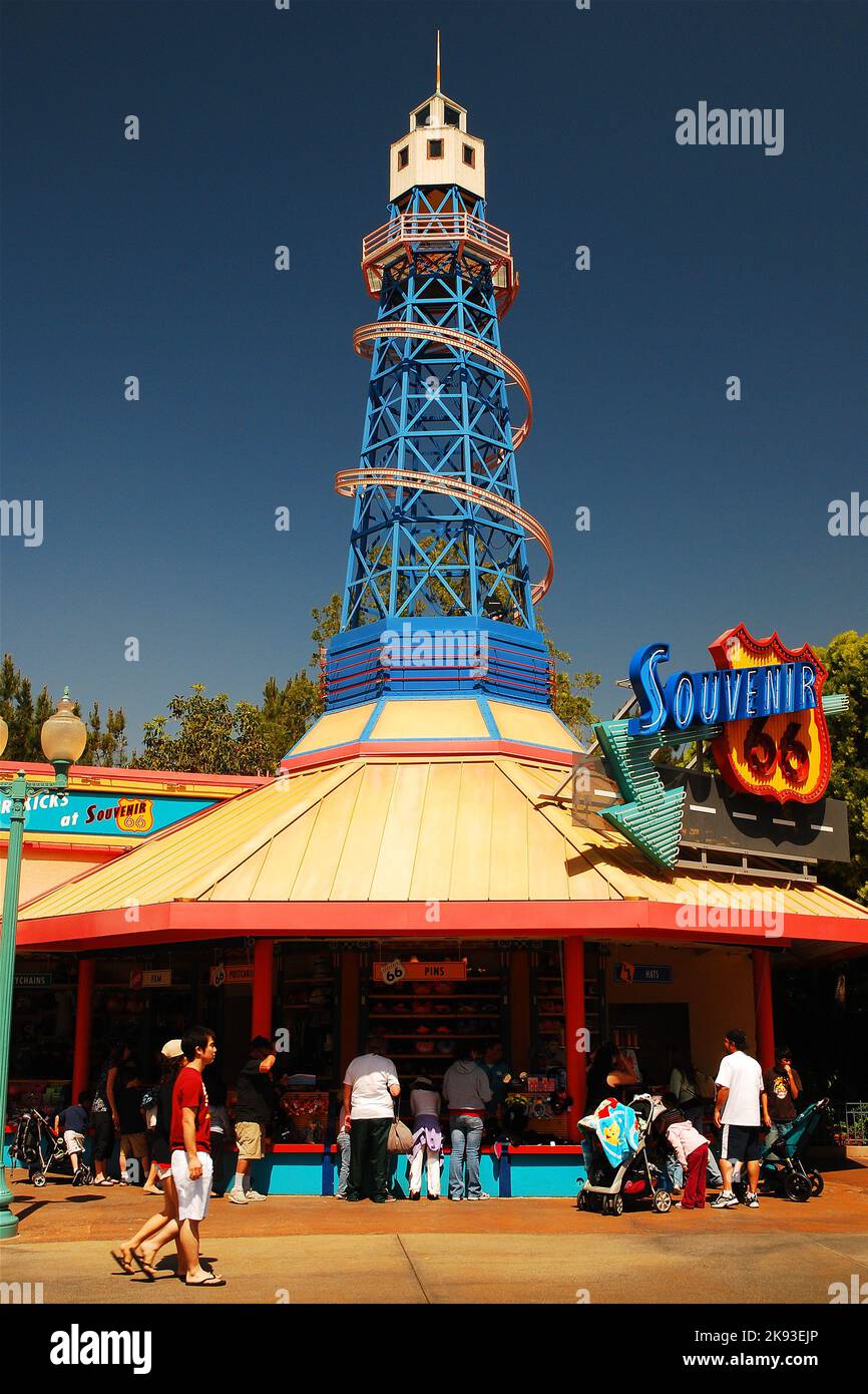 Ein Souvenirladen in Disneyland California Adventure, spezialisiert auf die Route 66-Schnickschnacks und Geschenke Stockfoto