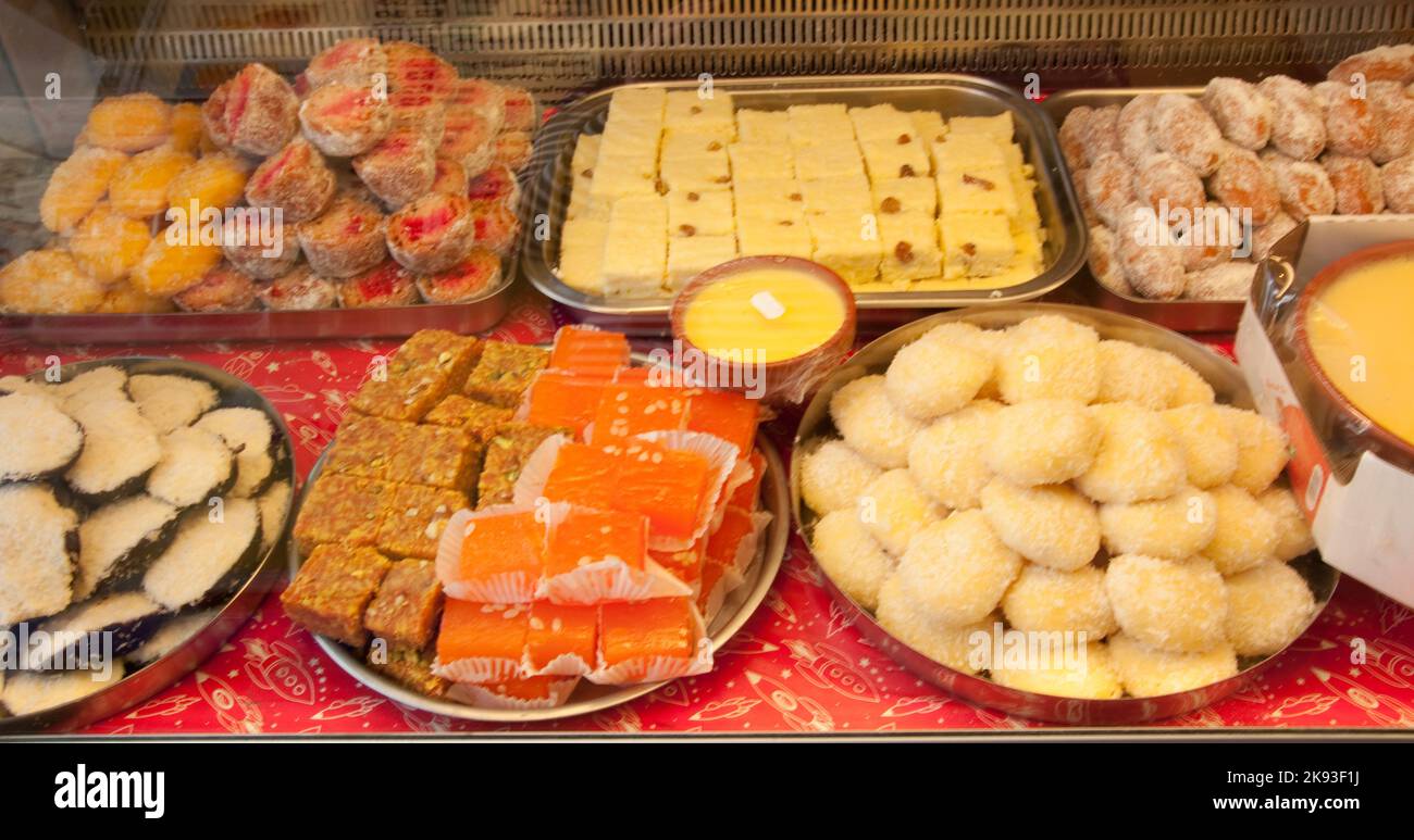 Bangladeschische Süßigkeiten, Süßwarenladen, Brick Lane, Tower Hamlets, London, VEREINIGTES KÖNIGREICH Stockfoto