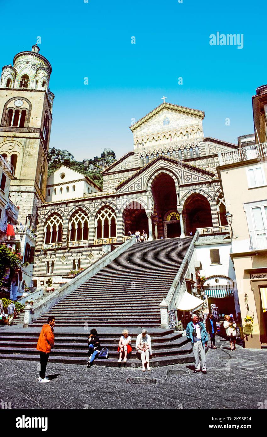 AMALFI, ITALIEN 30. JUNI 1986 Besucher besuchen die Amalfi