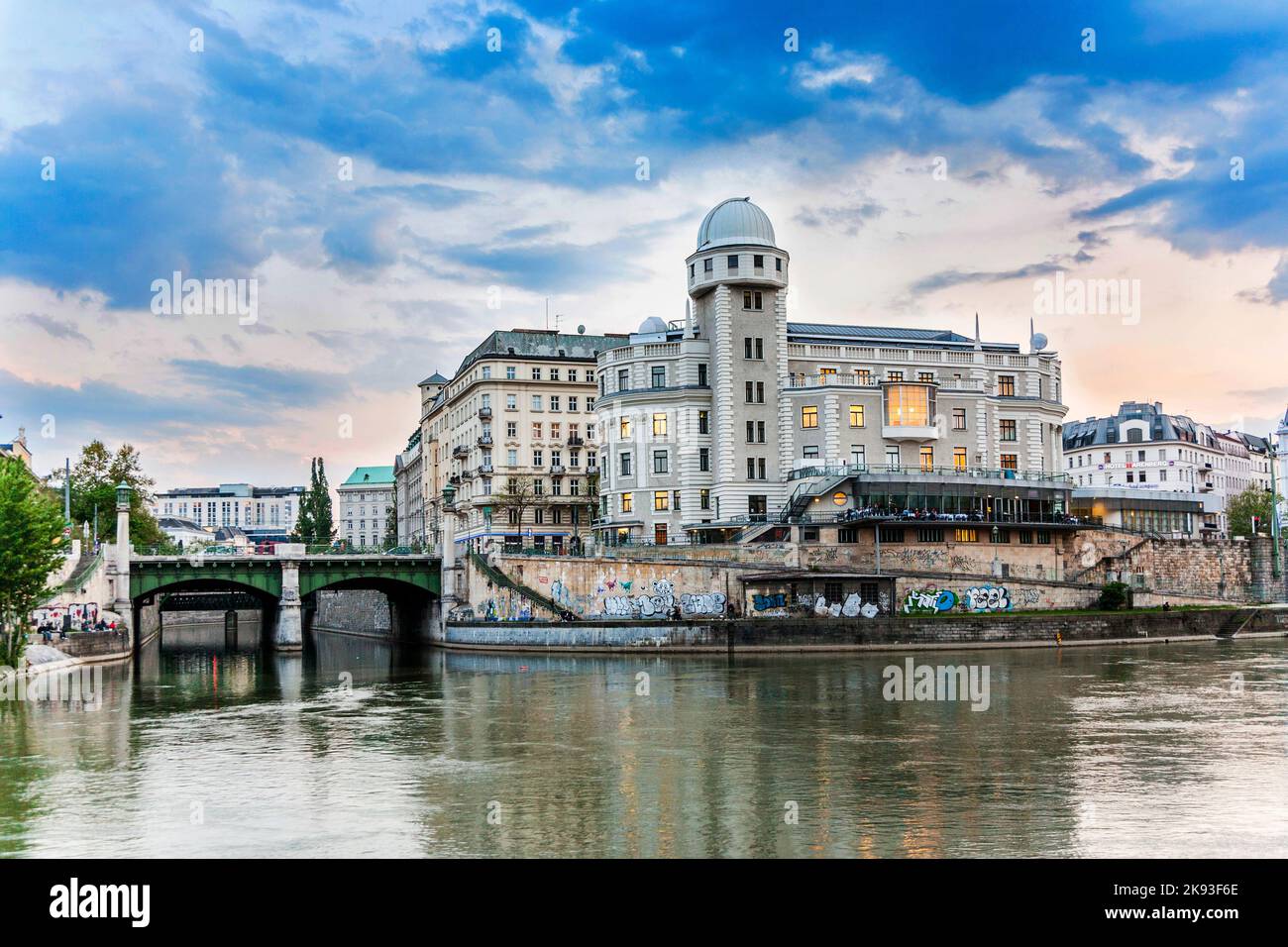 Wien, Österreich - 22. April 2009: Altes historisches Gebäude mit Observatorium am Donauufer in Wien, Österreich. Stockfoto