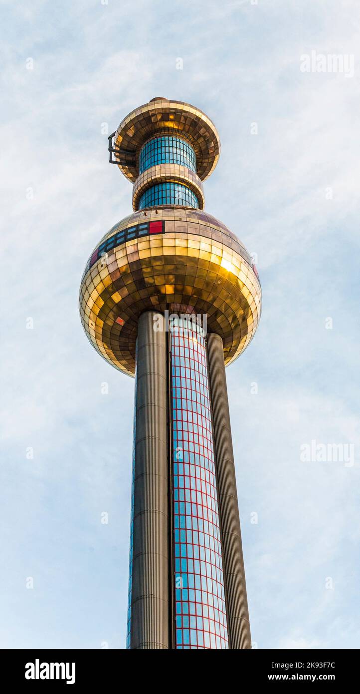 Wien, Österreich - 22. Juli 2009: Der Kamin der berühmtesten Wiener Fernwärme des Künstlers Hundertwasser im intensiven Nachmittagslicht in Vie Stockfoto