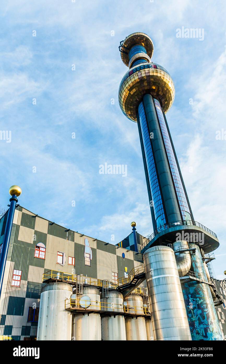 Wien, Österreich - 22. Juli 2009: Der Kamin der berühmtesten Wiener Fernwärme des Künstlers Hundertwasser im intensiven Nachmittagslicht in Vie Stockfoto